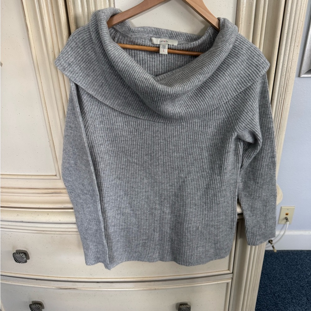 Lark & Ro Women's Standard 100% Cashmere Off The Shoulder Sweater NWOT.